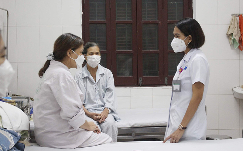 Bác sĩ Viện Sức khỏe tâm thần quốc gia trao đổi cùng các bệnh nhân điều trị rối loạn giấc ngủ.
