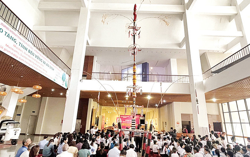 Cây nêu của đồng bào Ê Đê tại Bảo tàng Đắk Lắk.