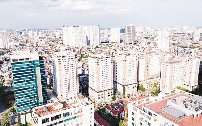 Để sở hữu một ngôi nhà có mức giá trung bình tại Hà Nội, người dân cần có mức thu nhập cao hơn từ 2,3-10 lần so với thu nhập trung bình của hộ gia đình tại Thủ đô. (Ảnh ĐĂNG ANH)