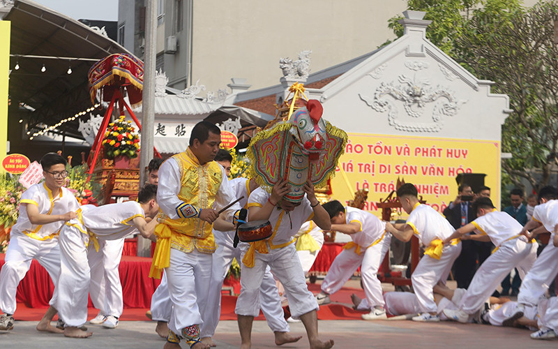 Thanh niên tham gia Lễ hội đình Trường Lâm (quận Long Biên, Hà Nội) luôn được giáo dục về truyền thống quê hương.