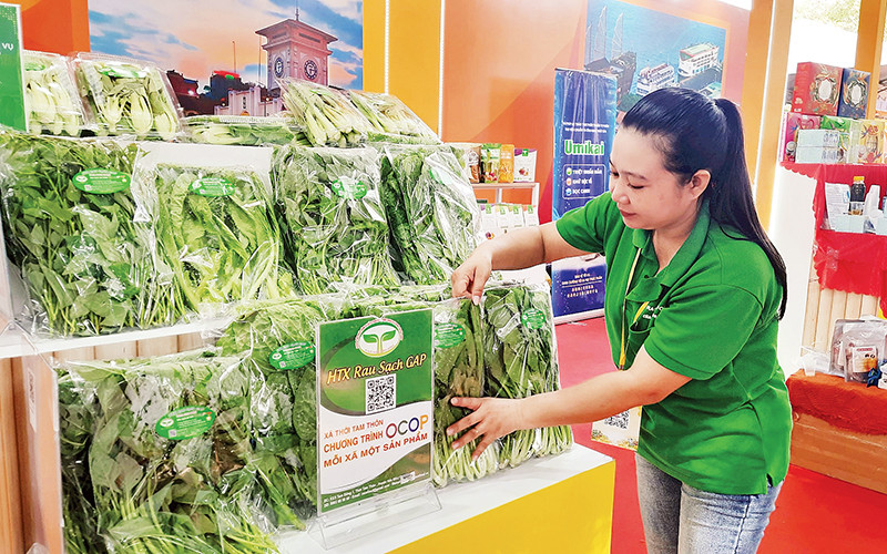 Các đơn vị giới thiệu sản phẩm tại Tuần lễ sản phẩm OCOP, sản phẩm đặc trưng các vùng miền và công nghệ sản xuất, bảo quản, chế biến nông sản Thành phố Hồ Chí Minh năm 2024.