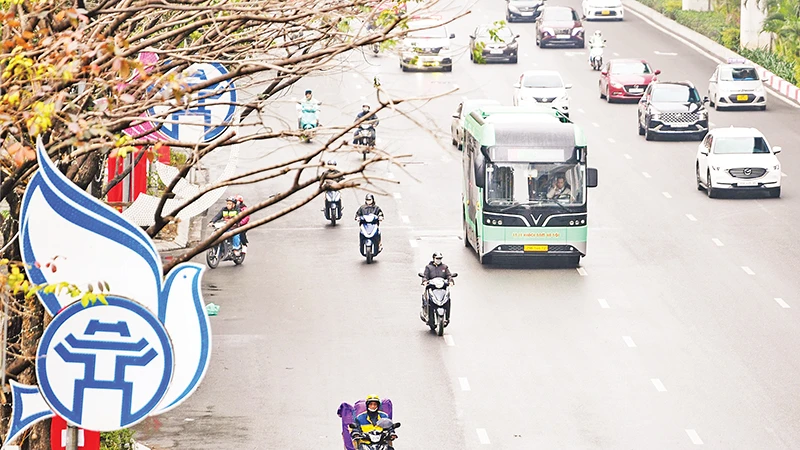 Thực hiện lộ trình chuyển đổi phương tiện xanh, Tổng công ty Vận tải Hà Nội (Transerco) đã đưa vào vận hành thí điểm một số tuyến buýt điện. (Ảnh THẾ ĐẠI)