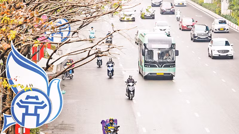 Thực hiện lộ trình chuyển đổi phương tiện xanh, Tổng công ty Vận tải Hà Nội (Transerco) đã đưa vào vận hành thí điểm một số tuyến buýt điện. (Ảnh THẾ ĐẠI)