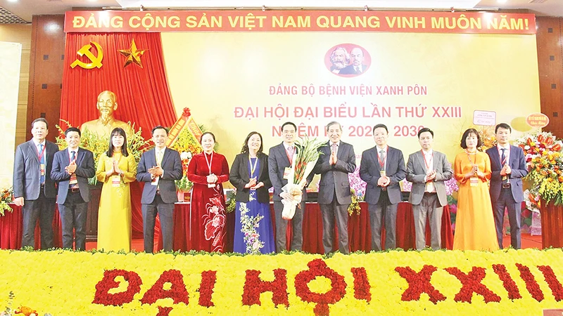 Lãnh đạo Quận ủy Ba Đình chúc mừng Ban Chấp hành Đảng bộ Bệnh viện Xanh Pôn nhiệm kỳ 2025-2030.