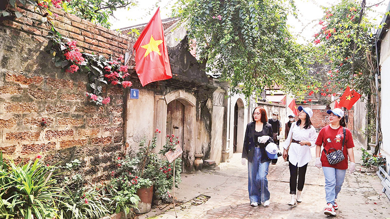 Các doanh nghiệp thuộc Câu lạc bộ Lữ hành UNESCO Hà Nội khảo sát tiềm năng du lịch tại Làng cổ Đường Lâm.