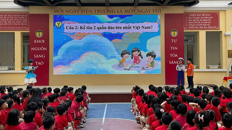 Giờ sinh hoạt dưới cờ của học sinh Trường tiểu học chất lượng cao Tràng An (quận Hoàn Kiếm, Hà Nội).