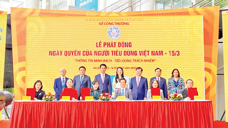 Đại diện các doanh nghiệp lớn trên địa bàn Hà Nội ký cam kết bảo vệ quyền lợi người tiêu dùng.