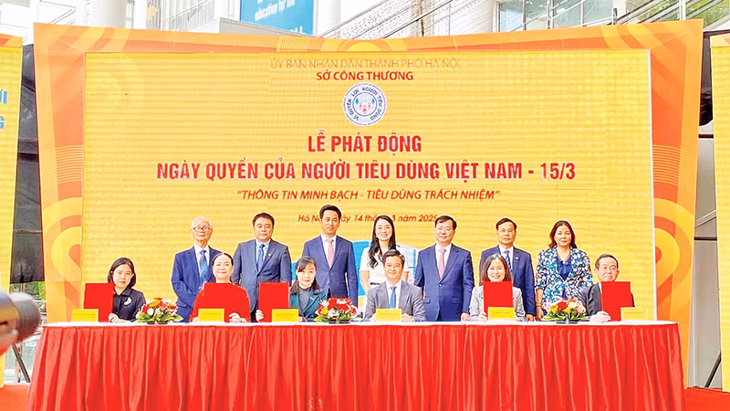 Đại diện các doanh nghiệp lớn trên địa bàn Hà Nội ký cam kết bảo vệ quyền lợi người tiêu dùng.