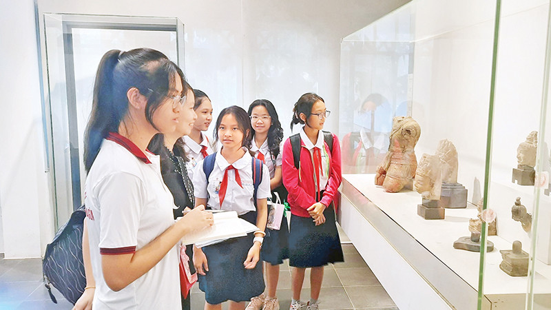 Học sinh tham quan Bảo tàng Lịch sử Thành phố Hồ Chí Minh.