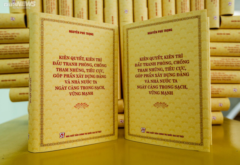Cuốn sách “Kiên quyết, kiên trì đấu tranh phòng, chống tham nhũng, tiêu cực, góp phần xây dựng Ðảng và Nhà nước ta ngày càng trong sạch, vững mạnh” của Tổng Bí thư Nguyễn Phú Trọng 