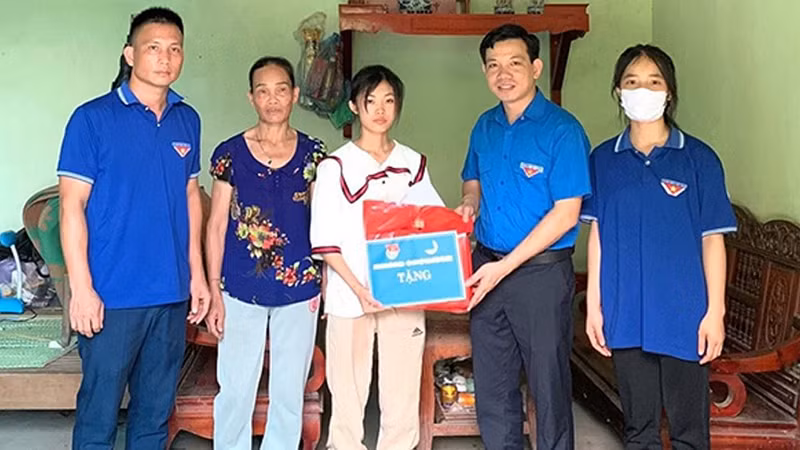 Đoàn Thanh niên huyện Yên Bình (Yên Bái) hỗ trợ học sinh nghèo vượt khó tham gia kỳ thi tốt nghiệp trung học phổ thông năm 2023.