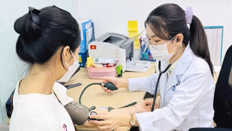 Bác sĩ Đặng Thị Trang với công việc thường ngày tại Hệ thống nhà thuốc và tiêm chủng FPT Long Châu trên đường Cách mạng tháng 8, Thành phố Hồ Chí Minh.