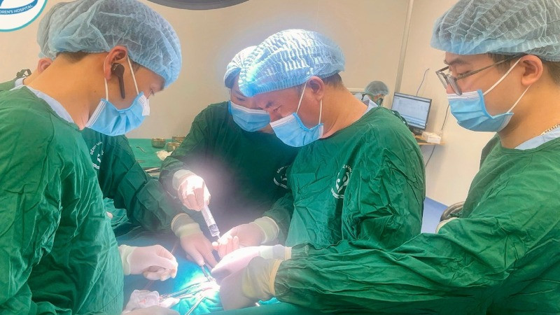 Các bác sĩ đang thực hiện ca mổ.