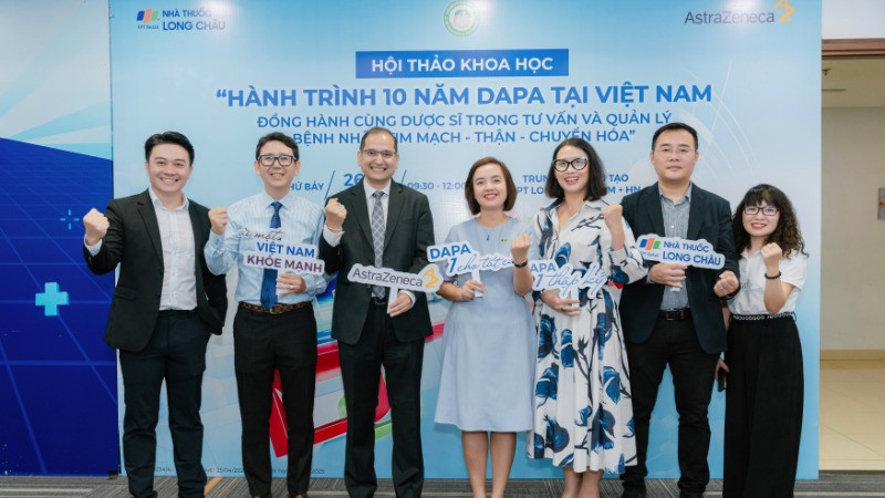 Đại diện nhà thuốc Long Châu và AstraZeneca Việt Nam tại sự kiện "Hành trình 10 năm Dapa tại Việt Nam”.