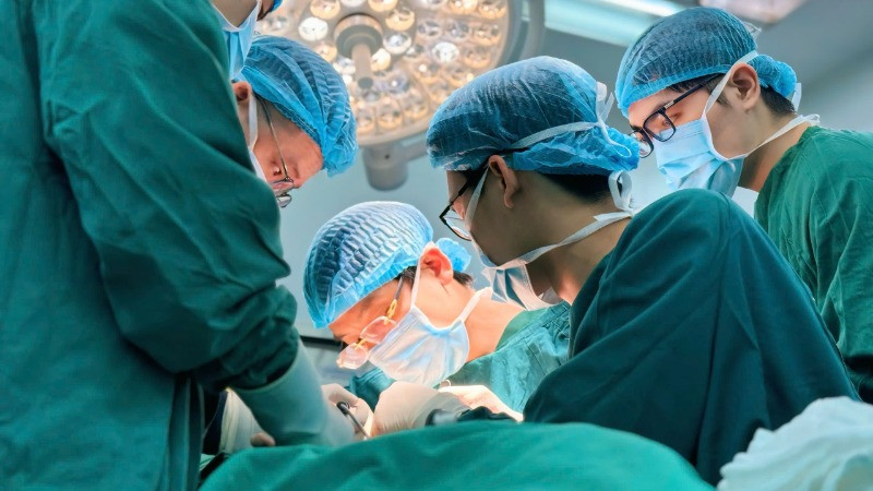 Các bác sĩ Bệnh viện Bệnh nhiệt đới Trung ương thực hiện ca vi phẫu cho người bệnh.