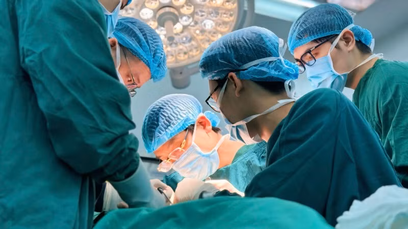 Các bác sĩ Bệnh viện Bệnh nhiệt đới Trung ương thực hiện ca vi phẫu cho người bệnh.