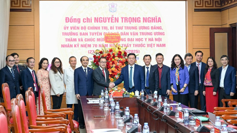 Đồng chí Nguyễn Trọng Nghĩa, Ủy viên Bộ Chính trị, Bí thư Trung ương Đảng, Trưởng Ban Tuyên giáo và Dân vận Trung ương chúc mừng Trường đại học Y Hà Nội nhân kỷ niệm 70 năm Ngày Thầy thuốc Việt Nam.
