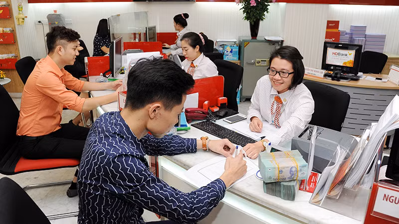 Khách hàng giao dịch tại Ngân hàng HDBank (Hà Nội). (Ảnh AN AN)