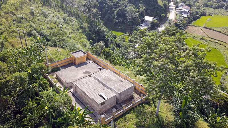 Công trình nước sạch nông thôn xã Bành Trạch, huyện Ba Bể, tỉnh Bắc Kạn được đầu tư hơn 7 tỷ đồng nhưng dừng hoạt động, bỏ hoang. (Ảnh TUẤN SƠN)