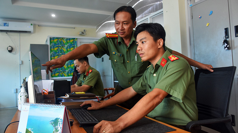 Cán bộ, chiến sĩ Đội An ninh-Công an thành phố Vũng Tàu (Bà Rịa-Vũng Tàu) theo dõi, xử lý thông tin xấu, độc, sai sự thật. (Ảnh PHƯỚC AN)