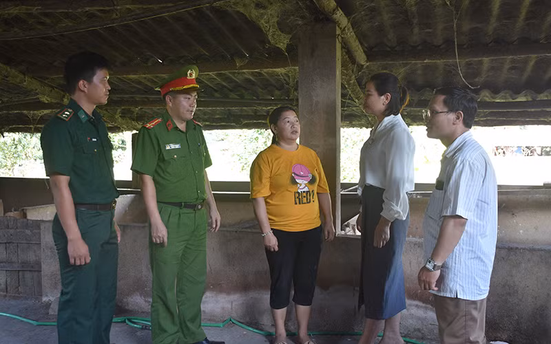 Lực lượng liên ngành huyện Nậm Pồ kiểm tra việc chấp hành các quy định khoanh vùng, khống chế dịch bệnh tả lợn châu Phi tại các gia đình ở xã Nà Hỳ.