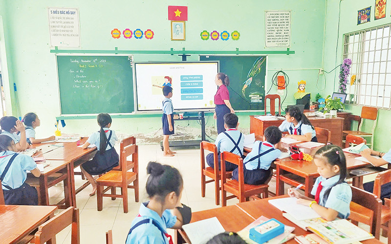 Một tiết học ứng dụng công nghệ số tại Trường tiểu học Nhơn Phú C, xã Nhơn Phú, huyện Mang Thít.