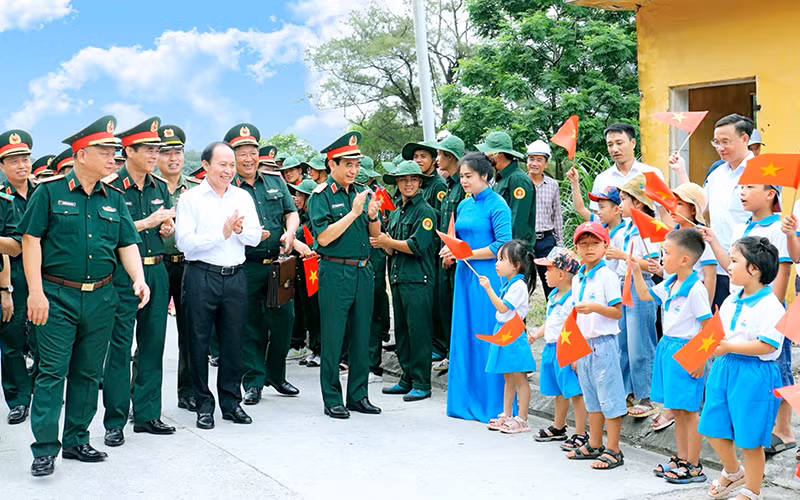 Đại tướng Phan Văn Giang, Bộ trưởng Quốc phòng, cùng đoàn Bộ Tư lệnh Quân khu 3 và lãnh đạo thành phố Hải Phòng thăm, kiểm tra đảo Bạch Long Vĩ, tháng 6/2024. (Ảnh ĐỨC VIỆT)