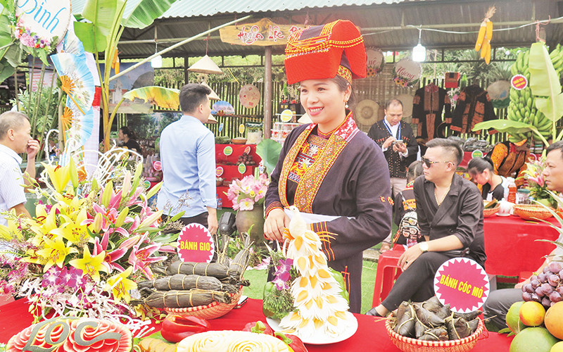 Những sản phẩm đặc trưng của bà con dân tộc Dao ở xã Công Sơn, huyện Cao Lộc (Lạng Sơn) được bày bán tại hội chợ của huyện.