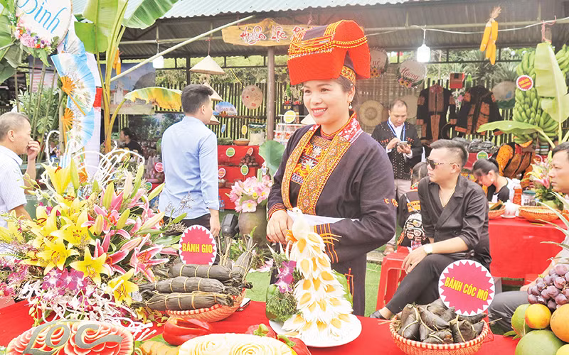 Những sản phẩm đặc trưng của bà con dân tộc Dao ở xã Công Sơn, huyện Cao Lộc (Lạng Sơn) được bày bán tại hội chợ của huyện.