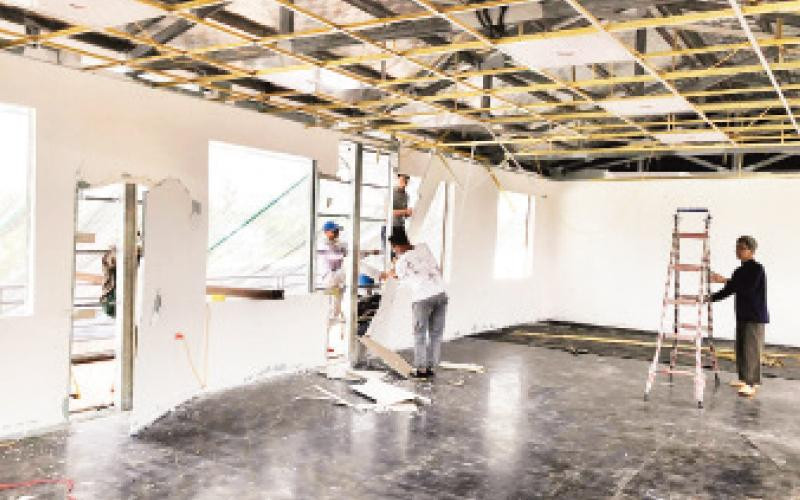 Lực lượng chức năng huyện Mê Linh tháo dỡ công trình vi phạm trên đất nông nghiệp tại xã Thạch Đà. (Ảnh THANH TUYỀN)