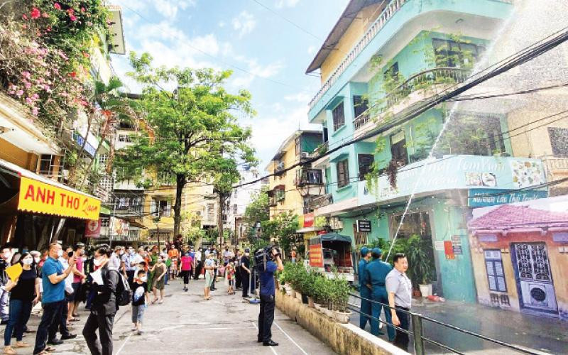 Diễn tập phòng cháy, chữa cháy tại phường Đội Cấn, quận Ba Đình. (Ảnh Ngọc Chiến)