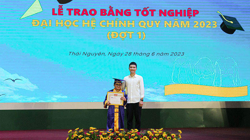 Nguyễn Công Duy (bên trái) và Bùi Đắc Trung tại lễ trao bằng tốt nghiệp Trường Ngoại ngữ (Đại học Thái Nguyên).