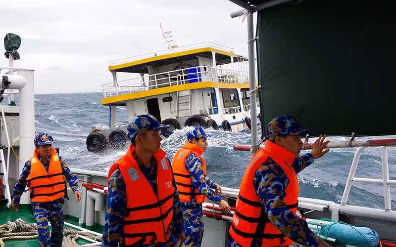 Lực lượng Hải quân hỗ trợ, lai dắt tàu cá bị nạn trên biển.