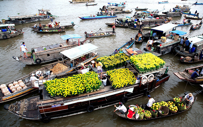 Chợ hoa đón Tết tại miệt vườn sông nước đồng bằng sông Cửu Long. (Ảnh NGUYỄN ĐĂNG)