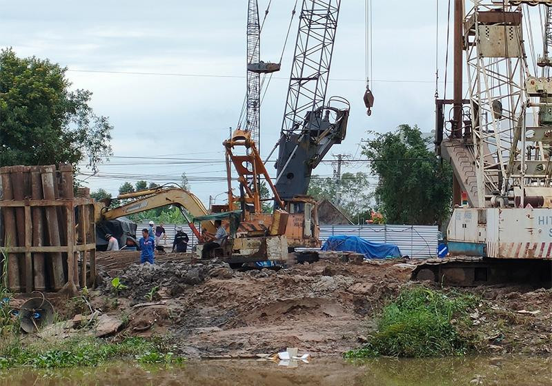 Một dự án giao thông trọng điểm tại thành phố Cao Lãnh, tỉnh Đồng Tháp đang tăng tốc xây dựng. (Ảnh: HỮU NGHĨA)