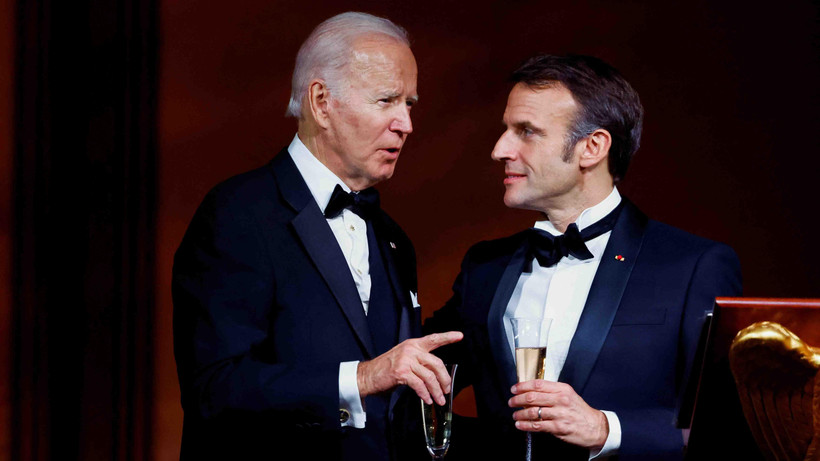 Tổng thống Mỹ Joe Biden (trái) và Tổng thống Pháp Emmanuel Macron tại bữa tiệc tối ở Washington vào ngày 1/12. Ảnh: Reuters