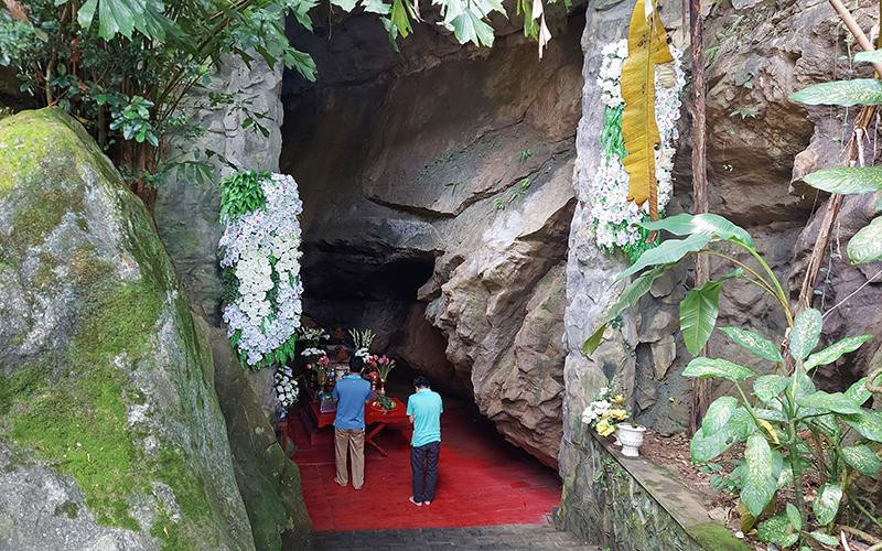 Dâng hương trong hang đá ở Đền tưởng niệm các Anh hùng liệt sĩ đường 20 Quyết thắng.