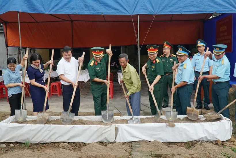 Ban Chỉ huy Quân sự thị xã Đông Triều phối hợp với Quân chủng Phòng không-Không quân tổ chức khởi công xây dựng “Nhà tình nghĩa” tặng gia đình chính sách. Ảnh: quangninh.gov.vn