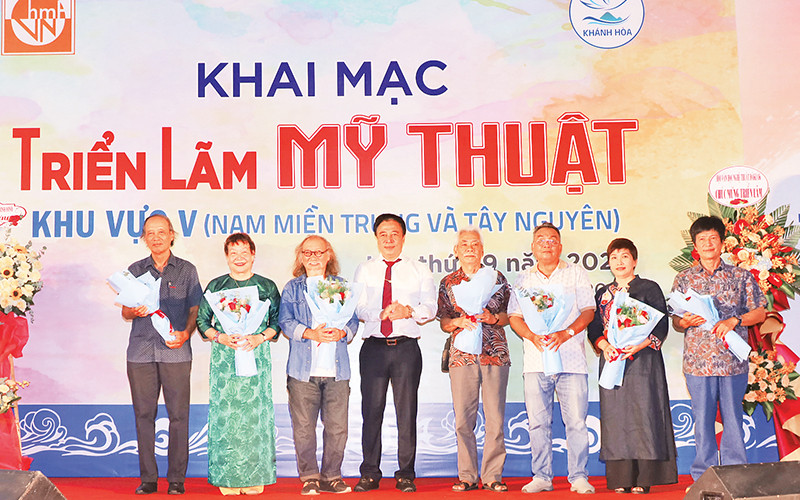Lãnh đạo tỉnh Khánh Hòa tặng hoa các thành viên Hội đồng nghệ thuật của triển lãm. (Ảnh NT)