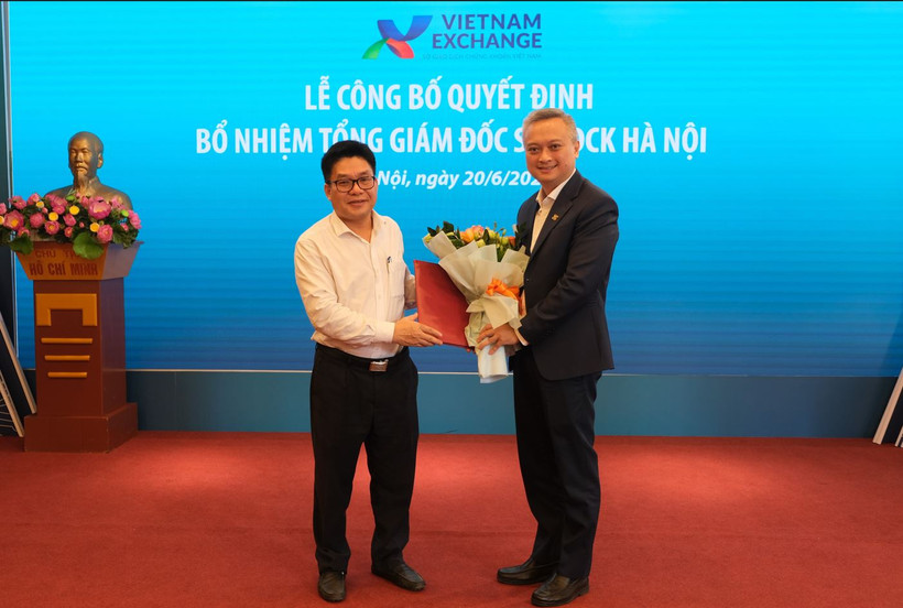 Ông Nguyễn Thành Long, Chủ tịch Hội đồng thành viên Sở Giao dịch chứng khoán Việt Nam trao Quyết định bổ nhiệm Tổng Giám đốc Sở Giao dịch chứng khoán Hà Nội cho ông Nguyễn Anh Phong (phải).