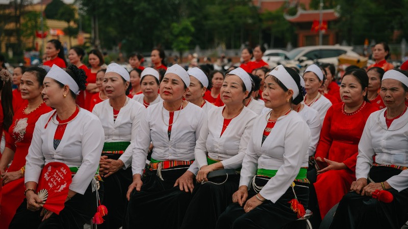 Đại biểu, khách mời phụ nữ dân tộc thiểu số hành động vì bình đẳng giới tại liên hoan.