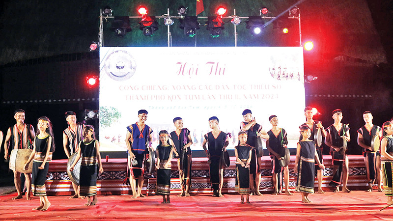 Hai thế hệ cùng biểu diễn cồng chiêng, xoang.
