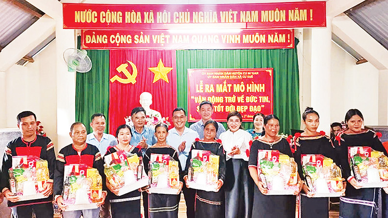 Huyện Cư M’gar và xã Cư Suê tặng quà các gia đình từ bỏ sinh hoạt tại các điểm nhóm Tin lành "Tư gia độc lập" trở về sinh hoạt tại các tổ chức tôn giáo hợp pháp.