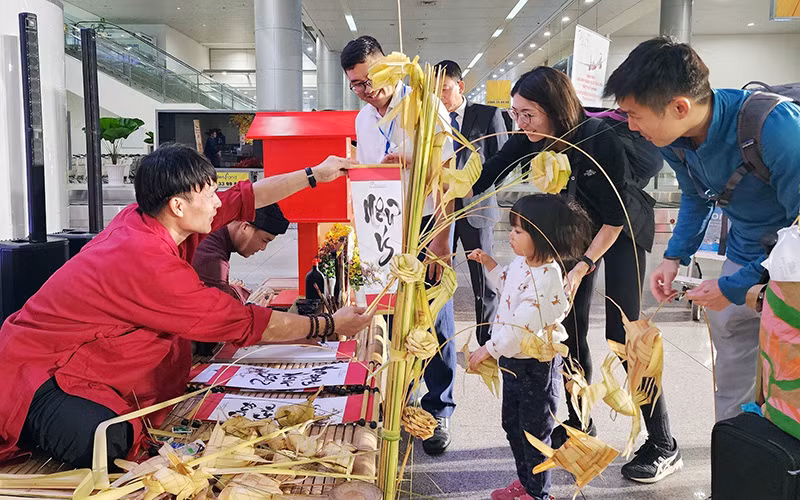 Sáng 1/1, Sở Du lịch Thành phố Hồ Chí Minh phối hợp các hãng Hàng không quốc gia Việt Nam, Vietjet và Cảng hàng không quốc tế Tân Sơn Nhất tổ chức Lễ đón đoàn khách du lịch đến thành phố đầu năm 2024 tại sân bay Tân Sơn Nhất. (Ảnh TTXVN)