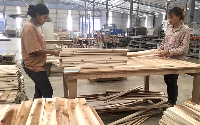 Sản xuất đồ gỗ xuất khẩu tại Công ty TAVICO (Đồng Nai).