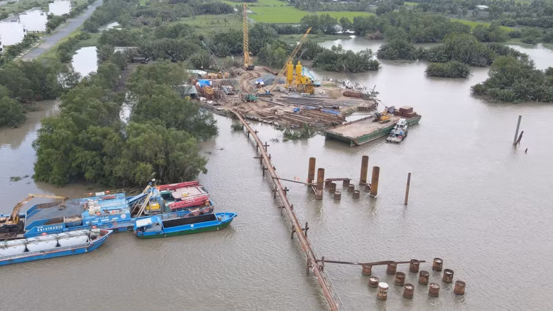 Thi công cầu Nhơn Trạch thuộc dự án Vành đai 3 Thành phố Hồ Chí Minh, đoạn qua địa bàn tỉnh Đồng Nai. (Ảnh THIÊN VƯƠNG)