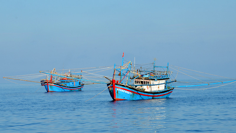 Tàu cá Bình Thuận tuân thủ các quy định khi đánh bắt hải sản tại vùng biển Phú Quý. 