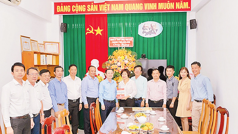 Đoàn lãnh đạo thành phố Cần Thơ thăm, chúc mừng cán bộ, phóng viên, nhân viên Cơ quan Thường trực Báo Nhân Dân tại Cần Thơ.