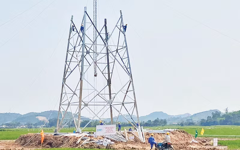 Dựng cột vị trí 452 đường dây Quảng Trạch - Quỳnh Lưu trên địa bàn huyện Quỳnh Lưu. (Ảnh Thu Huyền)