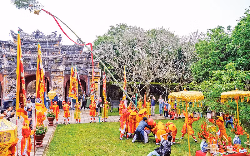 Cây nêu thướng lên đón Tết tại Hiển Lâm Các (Kinh thành Huế). ( Ảnh Hiếu Trương)